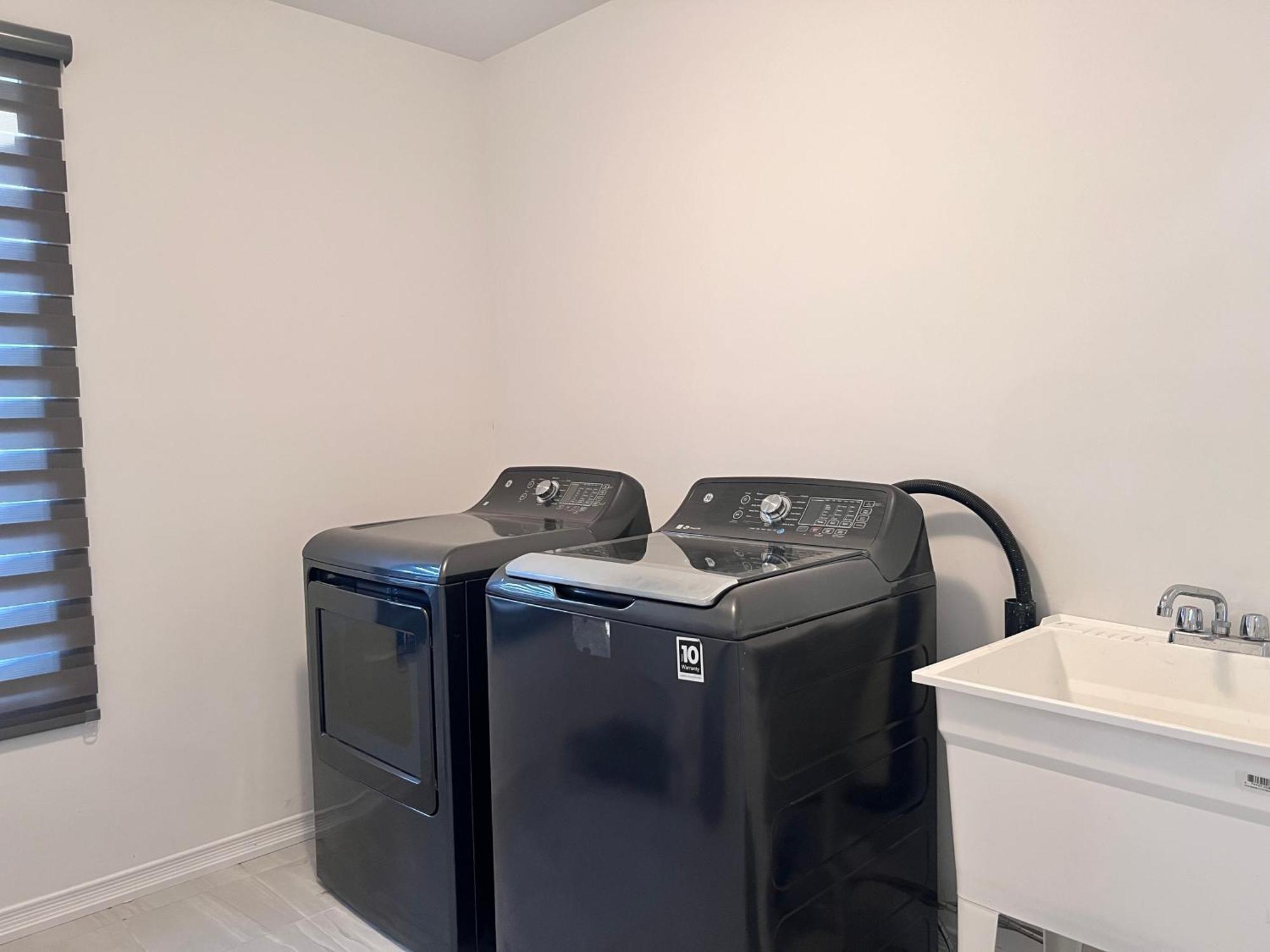 Spacious 4-Bedroom Home, Comfortably Sleeps 10 Barrie Exterior photo